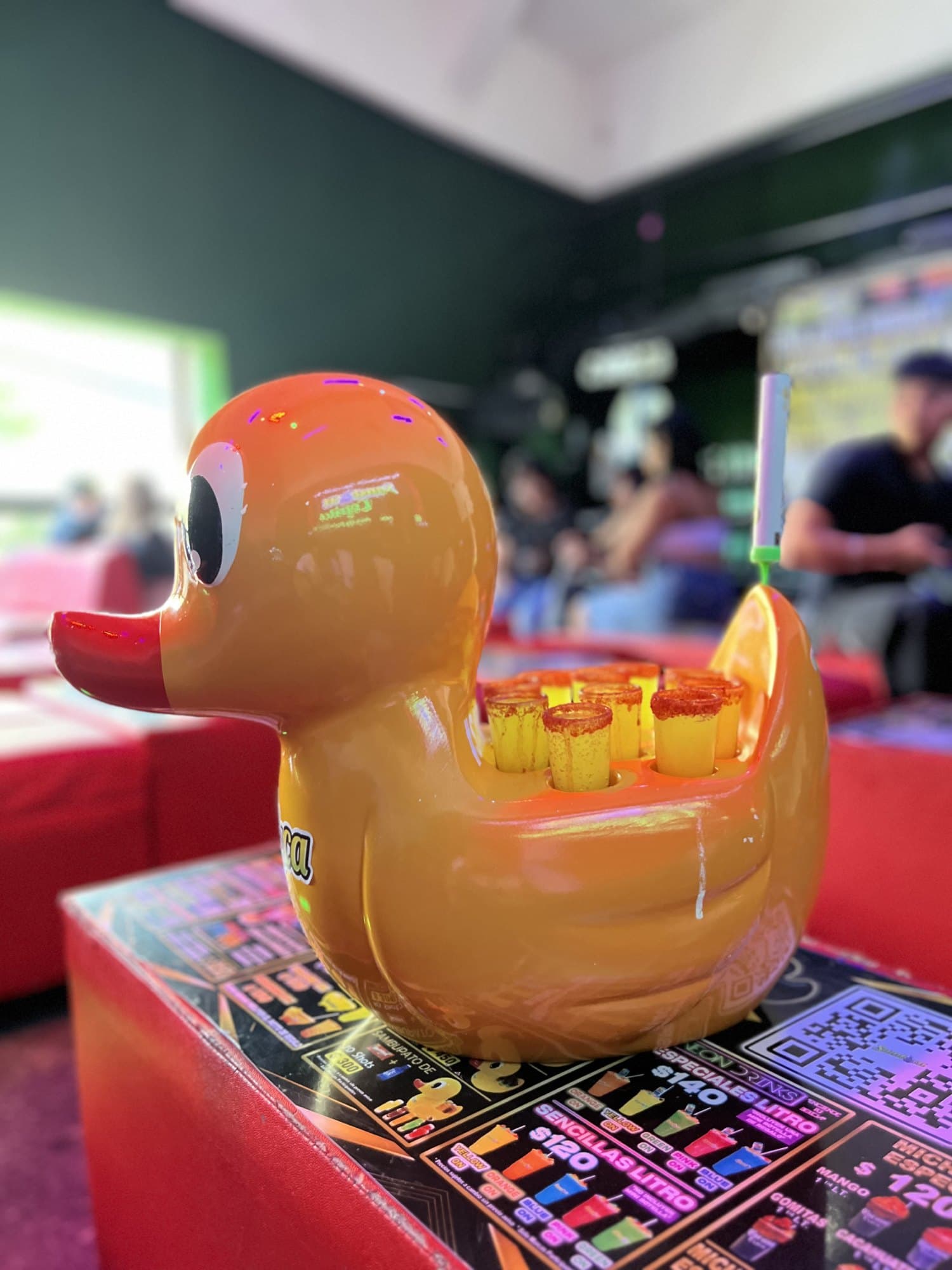 Interior del bar Sambuca con luces de neón